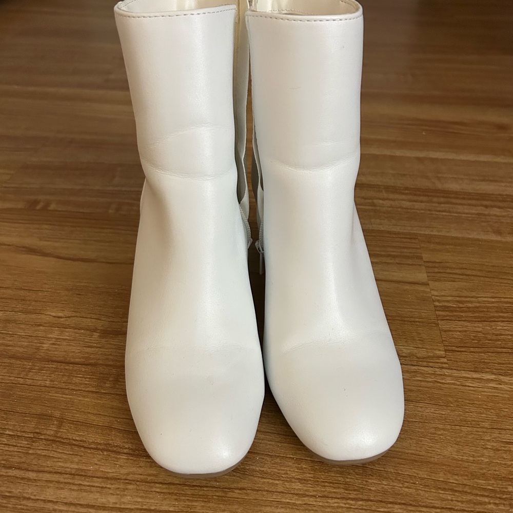 Elegant White Ankle Boots - Picture 2 of 5